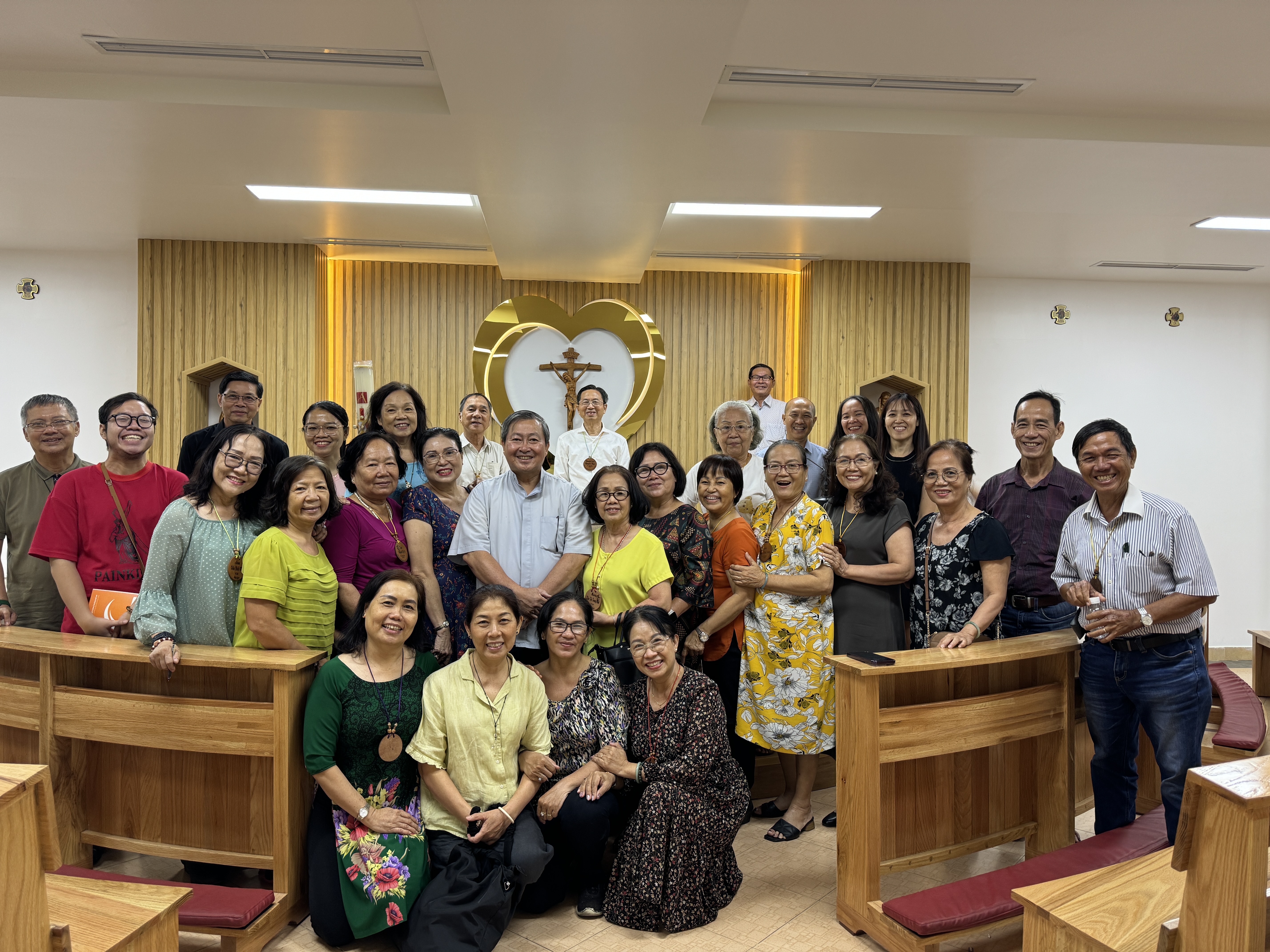 Cha Giuse Maria chụp hình lưu niệm cùng TLĐ